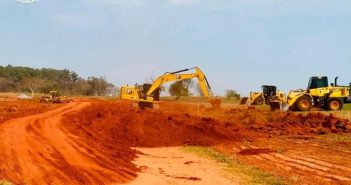 Obras de recuperação da estrada do bairro Córrego Azul estão 50% concluídas